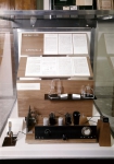 ｜1934年、ジャン・フレデリックとイレーヌ夫妻が人工的放射能の発見の為に使用した装置