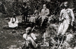 ｜コッホ、現地民とともに、1906年東アフリカにて