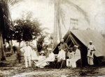 ｜コッホ、スタッフと共に、1906年東アフリカのキャンプにて