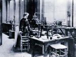 ｜キュヴィエ通りの彼女の研究室でのマリ・キュリー、1912年